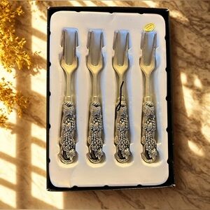 Vintage Elegance Silver Plate Relish Fork Set
4-Piece Grapes and Leaves